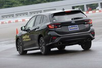 「スバル・レヴォーグ」でウエット路面でのフル制動を試す。資料によると、「イーグルF1アシメトリック6」にはトレッドゴムの柔軟性を高めるコンパウンドが採用されており、従来品の「イーグルF1アシメトリック5」よりウエットブレーキ性能が3％向上している。