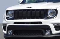 「レネゲード ナイトイーグル」のグロスブラックアクセント付きブラックフロントグリル。