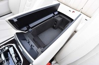 運転席・助手席間の収納スペースにはUSBのコネクターが用意される。