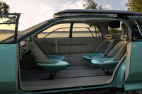 SUVタイプのコンセプトモデル「ハングアウト」の車内。日産は同車の紹介に際し、「クルマは単なる移動手段を超えた“パーソナルスペースの拡張空間”として活用できる」という表現を用いている。