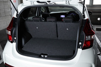 荷室の仕様は標準車と同じ。テスト車には床面の高さを調整できる、ディーラーオプションのマルチラゲッジボードが備えられていた。