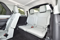 オプションとして用意される3列目シート。「リモートインテリジェントシートフォールド」機能を使えば、タッチスクリーンのほか、スマートフォンのアプリを使ってシートが展開できる。