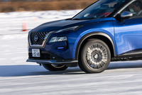 最後は「エクストレイルAUTECH e-4ORCEアドバンストパッケージ」をドライブ。2モーター式4WDのため1880kgと重量級だが、コーナーでのノーズの入りはスムーズだ。