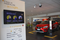 シエナのルノー販売店であるパンパローニのエントランス。ディスプレイには本日出勤している営業スタッフが表示されていた。以下は2020年5月17日撮影。