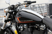 燃料タンクの容量は5ガロン（18.9リッター）と、従来型より約43％も大きくなった。