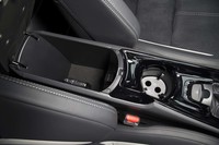 運転席・助手席間には、アクセサリーソケット付きの小物入れが用意される。カップホルダーは深さが2段階に調整できる。