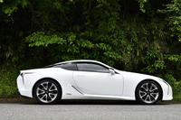 長いノーズと小さくまとめられたキャビンが大胆、かつ流麗なフォルムを形成する。リアフェンダーに着地しないルーフサイドの“フローティングピラー”で軽快感を演出している。