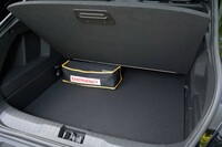 デッキボードの高さは上下2段で変えられる。黄色と黒のバッグはディーラーオプションのエマージェンシーキット（3万1900円）。