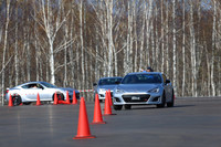 試乗ルートの途中にはパイロンスラロームが設けられており、ハンドルを切り返した際のクルマの挙動を確かめることができた。