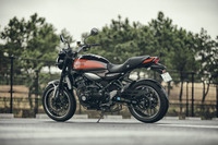 シート高は、ビッグバイクにしては低めの800mm。スリムな車体形状とするなど、ライダーの足つき性も配慮されている。