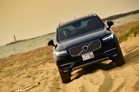 海辺の砂地を行く「XC90 D5」。エアサスペンション装着車の最低地上高は180mmで、走行モードに合わせて自動調節される。