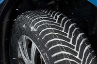 メーカーの市場調査によれば、一般のユーザーがオールシーズンタイヤに強く求めるのは「ハイレベルな夏タイヤ性能」と「雪に対する安心感」。「クロスクライメート」は、それらの点で優れているとアピールされる。