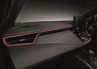 2リッターエンジンを搭載した「トヨタ・カローラ ツーリング」限定発売の画像