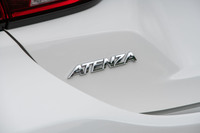 2012年のデビュー以来、現行型「アテンザ」にマイナーチェンジが施されるのは4度目のこと。今回はフラッグシップモデルとしての“走る歓び”を提供することをテーマとしている。