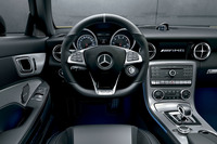 「AMG SLC43ファイナルエディション」のコックピット。上下にカーボンパターンエンボスを用い、下部に「AMG EDITION」ロゴが配される専用デザインのステアリングホイールを装備。
