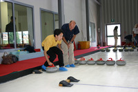 トリノ五輪関連の取材中、練習施設でカーリングに挑戦する筆者。2005年9月。