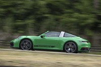 クローズドボディーの「カレラ4」と比べると車両重量が100kg以上増している「タルガ4」。運動性能的に不利になるのは否めないところだ。