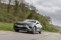 試乗したのは1.6リッターターボエンジンをベースとしたPHEVの「C5 Xハイブリッド」。ステランティスの他ブランドにはPHEVの4WDもあるが、前輪駆動＝トラクシオン アヴァンしか設定しないのがシトロエンのこだわりだ。