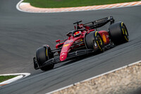 フェラーリのルクレール（写真）は3位。曲がりくねったセクションがあるザントフールトではフェラーリ有利と思われたが、予選ではフェルスタッペンのレッドブルにわずか0.021秒差で負け2位。レースでもやはりレッドブルに追いつけず、逆にハードタイヤで猛追するメルセデス勢に先を越されてしまう。終盤、ミディアムタイヤで苦戦したハミルトンを抜いたことで、過去10戦で2回目となる表彰台を獲得。フェルスタッペンに109点の差をつけられたチャンピオンシップについては事実上敗北を認めている状況だが、残り7レース、来季につながるような善戦を期待したところだ。（Photo=Ferrari）