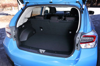 ラゲッジルームの仕様はベース車と共通。トノカバーはオプション装備となる。