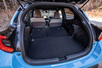 60：40の分割可倒機構が備わる後席の背もたれをすべて倒した様子。5人乗車の後席使用時でも、1週間用のスーツケースが縦に2個収まるスペースが確保されているという。