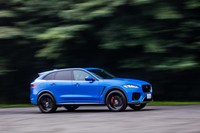 精悍（せいかん）なスタイリングを印象づけるサイドフェンダーベントやホイールアーチエクステンションは「FペースSVR」の専用装備となる。