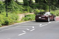 4リッターV8ツインターボエンジンには気筒休止機構が搭載されており、状況に応じて4気筒のみを作動させることで燃料消費を抑える。今回のテストでは高速道路を主体に230kmあまりを走行し、満タン法で6.8km/リッターの燃費を記録した。