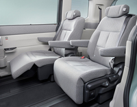 2列目がキャプテンシートの場合はオットマンも利用できるようになる。