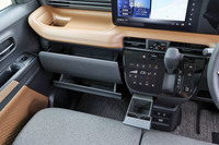 インパネには角型紙パック飲料も入るカップホルダーやティッシュボックスを丸ごと収納できる引き出し、スマートフォンや財布などを置くことができるセンタースライドボックスなどを採用している。