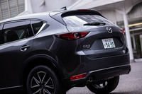 今回の試乗車は「CX-5 25T Lパッケージ」の4WD。リアハッチに貼られた「CX-5 AWD」のバッジと、運転席側のリアバンパーに備わるリアフォグランプが4WD車の識別点となる。