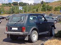 おじさんは、買い物をしている夫人を待っているところだった。2012年に撮影。