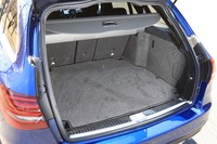 「イージーパック自動開閉テールゲート」と呼ばれる後部ハッチの電動開閉システムがステーションワゴン全車に標準装備されている。