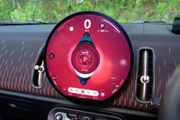 「ビビッド」モードにするとアンビエントライトが点滅して心拍音のようなサウンドが流れ、シートマッサージが始まる。初めて設定するとドキッとするモードだ。