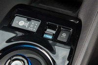 シフトセレクターの奥には、「e-Pedal」のオン／オフスイッチと、「プロパイロット パーキング」の作動スイッチが備わる。