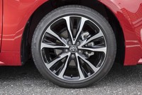 切削加工＋ブラック塗装の17インチアルミホイールを装備。タイヤはブリヂストンの「トランザT002」を履いていた。