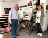 パオロさん（左）の曽祖父の時代に使われていた製図板は、ゲストのための観光情報ボード役を果たしている。