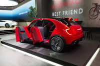 「ビジョンXコンパクト」の担当デザイナーである高橋快勢氏は、「楽しく運転に没入でき、クルマとの絆を強く感じられるようなデザインを目指しました」と車両のデザインについて説明している。