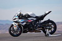 操作応答性や前輪からのフィードバックなどの精度向上を図るべく、シャシージオメトリーも細かく変更。ステアリングヘッド角を0.5°平らにしたほか（66.9°→66.4°）、トレール量を93.9mmから99.8mmに拡大。ホイールベースも1457mmに延長した。