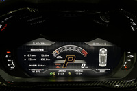 最強の「コルサ」モードを選択したメーターパネル。「ウルス ペルフォルマンテ」は0-100km/h加速が3.3秒、0-200km/h加速が11.5秒、最高速が306km/hのパフォーマンスを誇る。