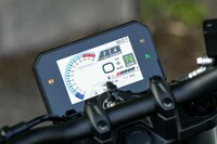 ハンドルバーに備わる5インチカラーTFT液晶マルチインフォメーションディスプレイ。タコメーターには、任意で設定したエンジン回転数に到達すると、バーが点滅してギアチェンジのタイミングを知らせるシフトアップインジケーターの機能も備わっている。