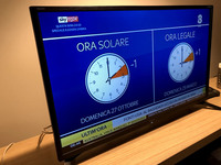 2019年10月27日の画面。あるテレビ局が、夏時間から冬時間に切り替わったことを告げている。