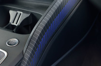 「ファーストエディション」の専用装備「アンビエントライティング」。センターコンソールのサイド（写真）やダッシュボードに組み込まれたLED照明が、室内空間を鮮やかに彩る。カラーは写真の青のほか、黄、赤、紫、緑に変更できる。