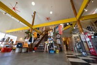 外観同様、店内も情緒が満点。オリジナルのアパレルやステッカー、マグカップなどの販売も行われている。