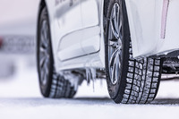 摩耗時にサイプの太さが拡大される「クワトロピラミッド グロウンサイプ」の採用や、経年によるゴムの硬化を抑制してしなやかさをキープする「オレンジオイルS」を配合するなどして装着初期の性能が長持ちするように工夫されている。