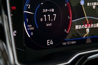 エコモードではギアポジションが「E1」「E2」というように表示される。