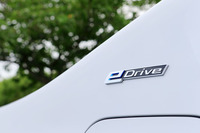 モーター付きのBMWであることを示す、Cピラー部の「eDrive」エンブレム。