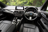 インテリアはグレーとピアノブラックがベースで、アクセントにシルバーが配されている。