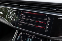 走行モードには、「オート」「コンフォート」「ダイナミック」といった既定のものに加え、ドライバーが各種制御を個別に設定できる「RS1／RS2」モードも用意される。