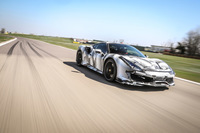 動力性能は0-100m/h加速が2.85秒で、最高速は340km/hを超える。