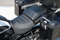 良好な足つき性は、セミアクティブサスペンションに停車時に自動で車高を下げる「アクティブライドハイト」機能が装備されるため。シート高は、通常時が840mm、停車時が815mmとなる。